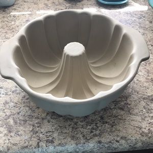 Pampered chef Bundt bakeware